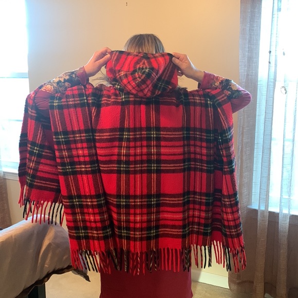 Vintage Poncho “Hunter”. 1971/72. Red plaid w/ lined hood & zipper neckline. - Picture 2 of 8
